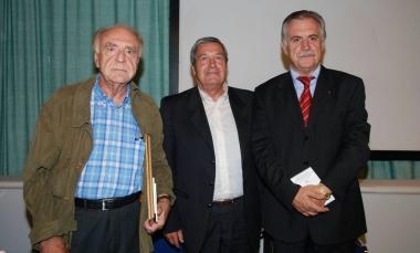 <b>PREMIO CAMAIORE.</b> Alberto Bevilacqua, Francesco Belluomini e il sindaco 