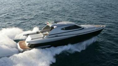 Fabrizio Politi e a sinistra uno delle bellissime barche della Fashion Yacht