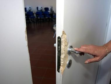 Una delle porte forzate dai ladri nei locali di via delle Fiascaie 
