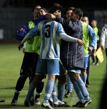 Paxia, grande protagonista della finalissima, sommerso dallabbraccio della sua panchina 