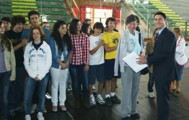 Il consigliere Marco Ruggeri premia gli studenti delle Bartolena 
