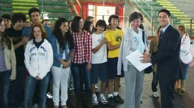 Il consigliere Marco Ruggeri premia gli studenti delle Bartolena