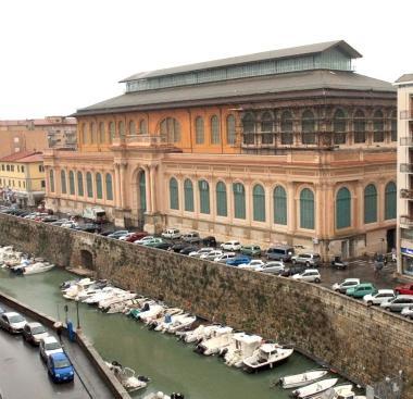 Una veduta del mercato coperto e dei fossi  