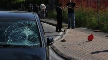 Il luogo dell’incidente e la Meriva che ha travolto l’insegnante