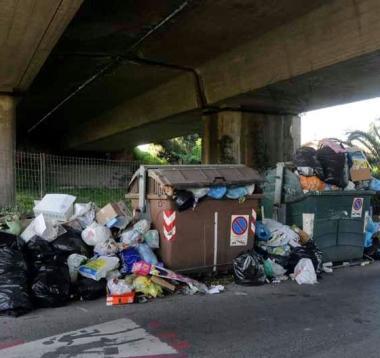 <b>CUMULI.</b> Effetto Napoli in via Ricortola con i rifiuti fuori dai bidoni 