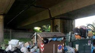 <b>CUMULI.</b> Effetto Napoli in via Ricortola con i rifiuti fuori dai bidoni