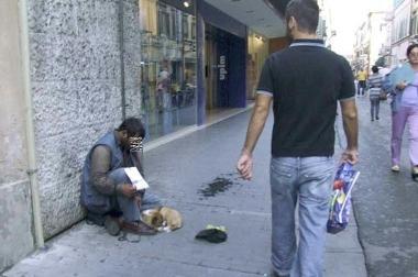 Un mendicante in centro   