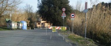 La strada chiusa per frana a Usigliano di Lari 