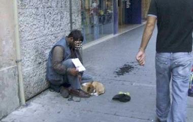 Un mendicante mentre chiede lelemosina (foto darchivio) 