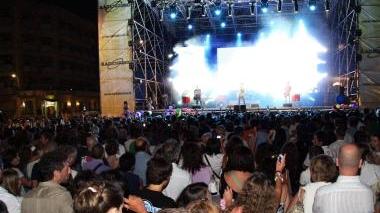 Un concerto in piazza Matteotti di Notte Lidoblu