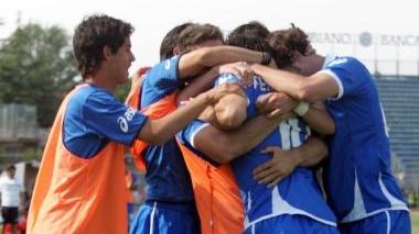 L’abbraccio degli azzurri dopo il gol del momentaneo 2-0 all’Albinoleffe realizzato da Fernando Forestieri