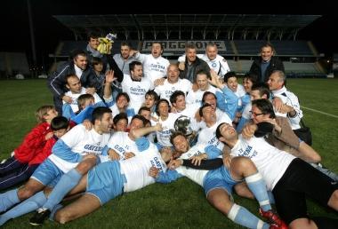 Lepilogo della notte del Castellani: il Gavena celebra il nono campionato vinto e, dietro, sintravede la coreografia dei tifosi del Piaggione 