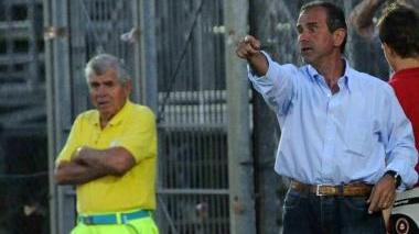 Riccardo Marmugi dà istruzioni ai suoi giocatori in campo