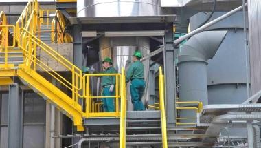 Operai al lavoro allimpianto termovalorizzatore di Montale 