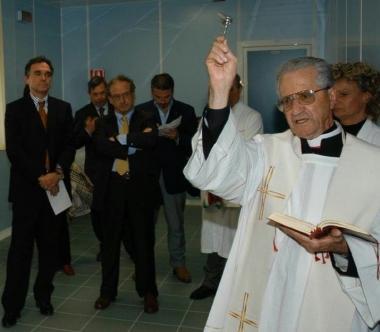 <b>MONSIGNOR CENCIONI </b>impartisce una benedizione allospedale Misericordia 