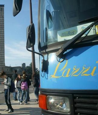Studenti in attesa del pullman   