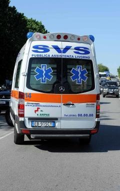 Lambulanza della Svs soccorre il giovane ferito  