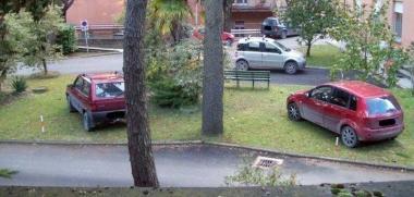 <b>AUTO E CAOS </b>Macchine parcheggiate male allospedale 