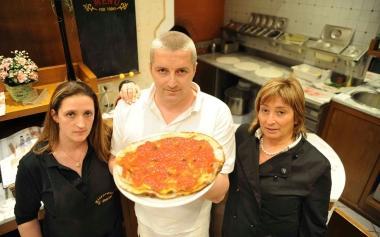 Stefania Giancluca e Linda Cecchi A destra una foto del ristorante di quasi centanni fa 