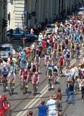 <b>LA TAPPA.</b> Un momento del Giro dItalia che oggi passa dal Lungomare  