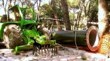 Cade un palo del telefono colpito un operaio, è grave