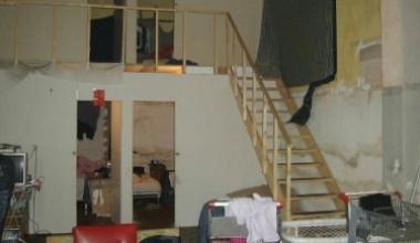 In un capannone di via Cava c'erano 170 posti letto per gli operai cinesi