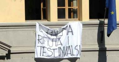 Lo striscione allistituto Palma 