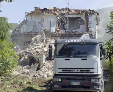 In alto comera prima e sopra dopo la demolizione 