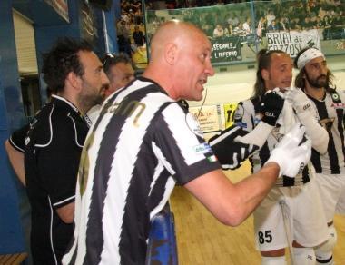<b>&laquo;SPECIAL ONE&raquo; DELLHOCKEY.</b> Massimo Mariotti arringa i suoi al time out 