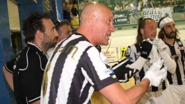 <b>«SPECIAL ONE» DELL’HOCKEY.</b> Massimo Mariotti arringa i suoi al time out