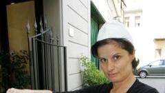 Barbara Giovannelli indica quel che resta della serratura