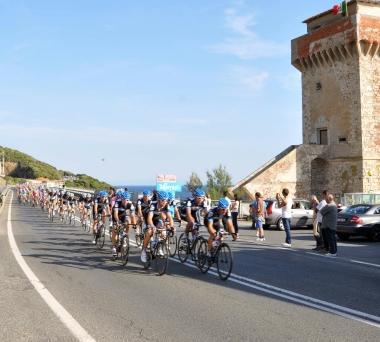 <b>GIRO IN TOSCANA </b>ieri larrivo a Livorno di una tappa molto mesta per la morte di Weylandt 