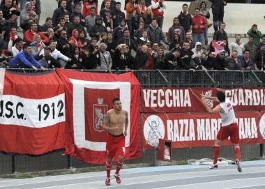 <b>CURVA NORD</b> Il saluto dei giocatori biancorossi al termine di una partita vittoriosa       