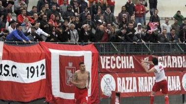 <b>CURVA NORD</b> Il saluto dei giocatori biancorossi al termine di una partita vittoriosa