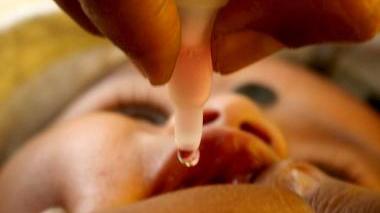 Un bambino sottoposto a vaccinazione