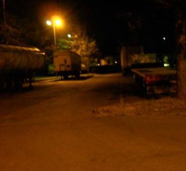 Alcuni dei rimorchi parcheggiati la scorsa notte  