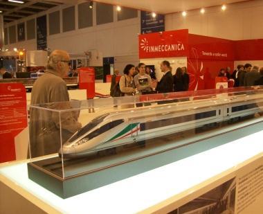 Il modellino del treno V300 vincitore della gara Fs 