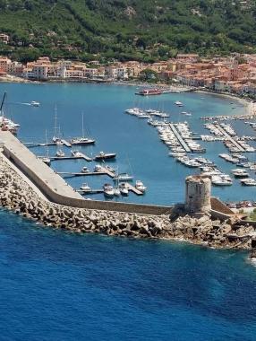 Una veduta aerea del porto di Marciana Marina nuovamente premiato dalla Fee   