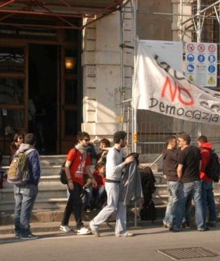 Studenti davanti al Rettorato 