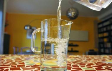 Acqua: rubinetto o bottiglia? 