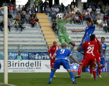 <b>Le quattro perle della stagione di capitan Lorenzo Stovini</b> In alto da sinistra il gol col Grosseto, quello col Cittadella e lacuto centrato a Crotone; qui sopra la rete realizzata allAlbinoleffe 