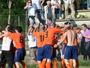 <b>SALVI.</b> La festa del Caldana dopo la partita a Valpiana di domenica scorsa nel fotoservizio di Giancarlo Grassi 