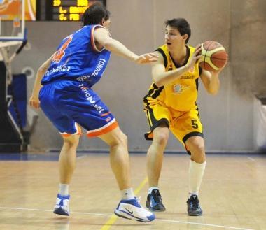 Due giocatori del Basket Golfo: sopra Giacomo Guerrieri e a lato Davide Franchini 