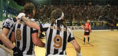 <b>LA BOLGIA.</b> Il Palazzetto esplode dopo la rete del 2-1 messa a segno da Orlandi: Alessandro Bertolucci e Motaran abbracciano il bomber di serata e il pubblico bianconero va in delirio 