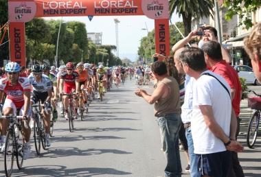 <b>IL GIRO.</b> Per la morte di Wouter annullato anche il traguardo volante del Giro a Lido di Camaiore. I ciclisti sono rimasti in gruppo, quasi una processione. Tanto pubblico per sostenerli in questo momento difficile 
