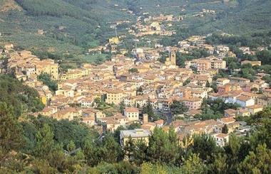 Il sindaco uscente Roberto Serafini e una veduta di Buti