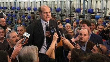 Appello di Bersani ai bagni «Non fidatevi di Tremonti dà le spiagge ai ricchi Usa»