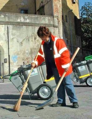 Una spazzina al lavoro 