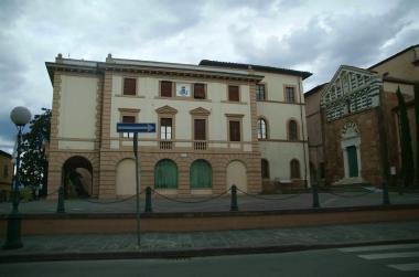 Il municipio e Matteo Tori candidato della lista Liberaltopascio