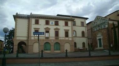 Il municipio e Matteo Tori candidato della lista Liberaltopascio